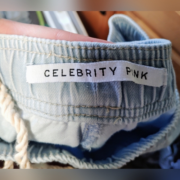 Celebrity Pink light wash Capri pants Large - Picture 3 of 4